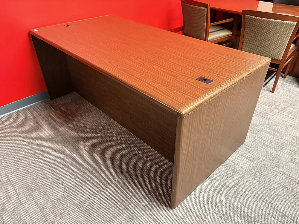 fullsize panel base laminate desk 1