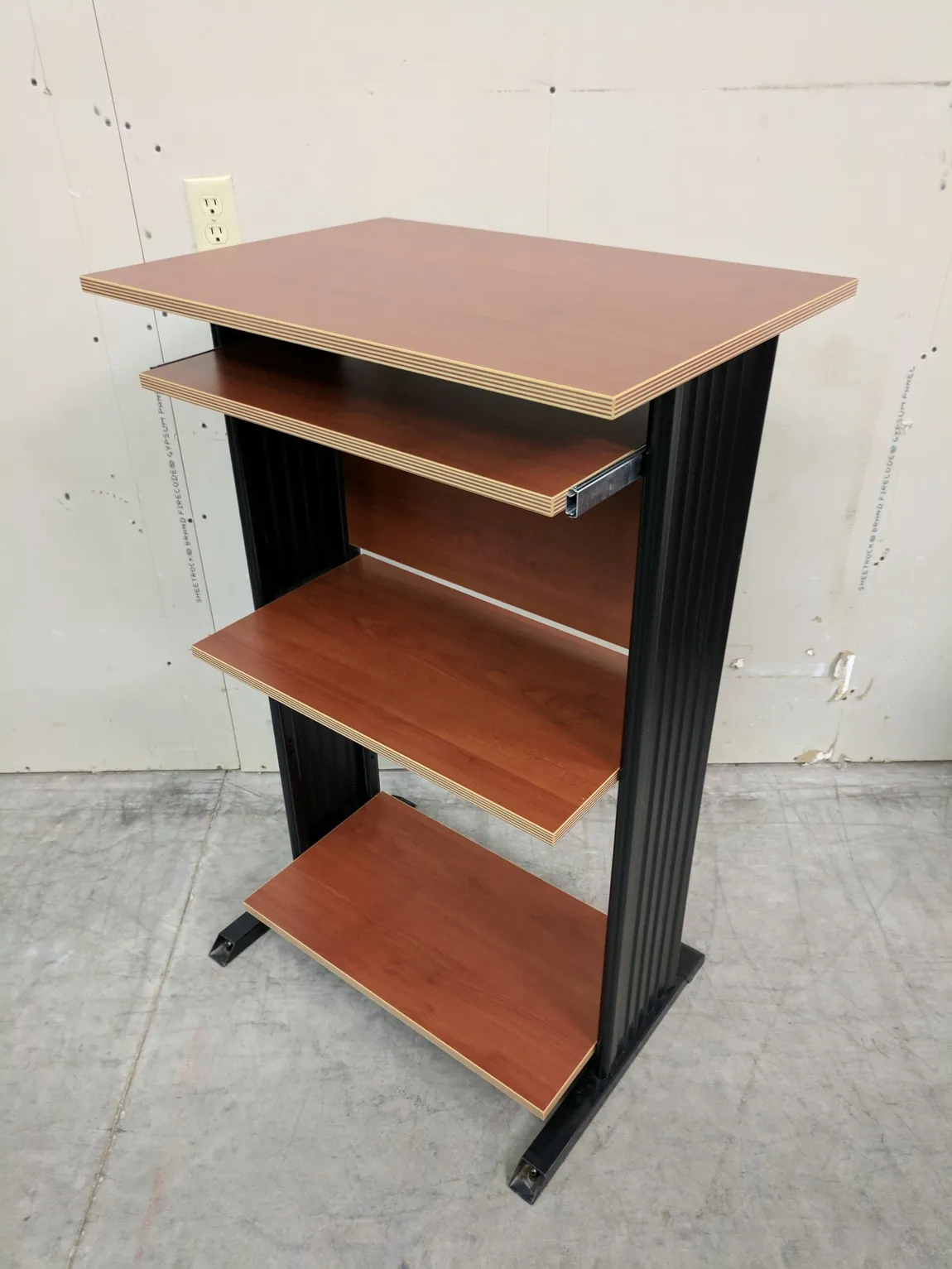 Cherry Laminate Lectern â€“ 27.5x19.5