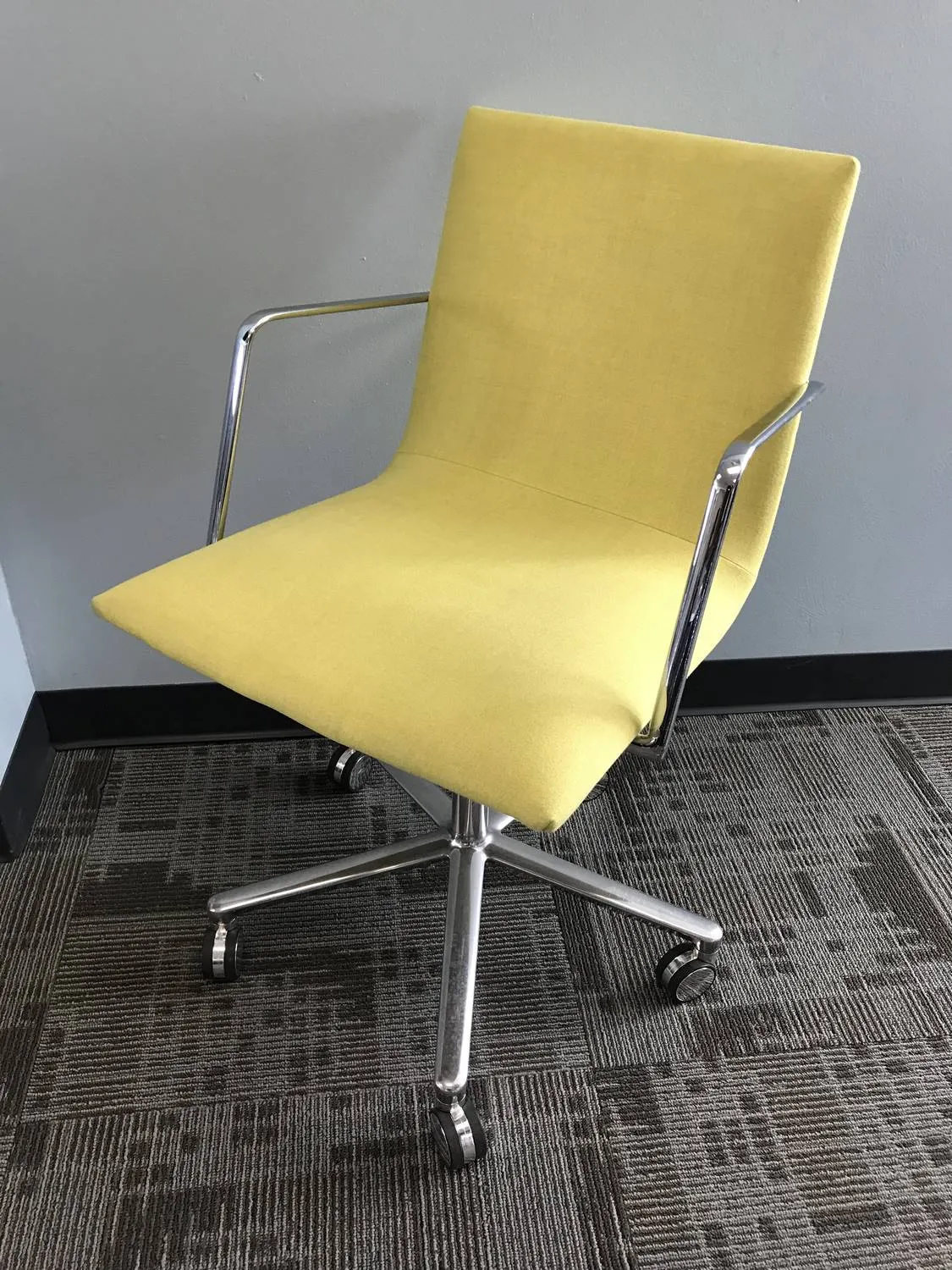 Andreu World Mango Green Flex Executive Armchair