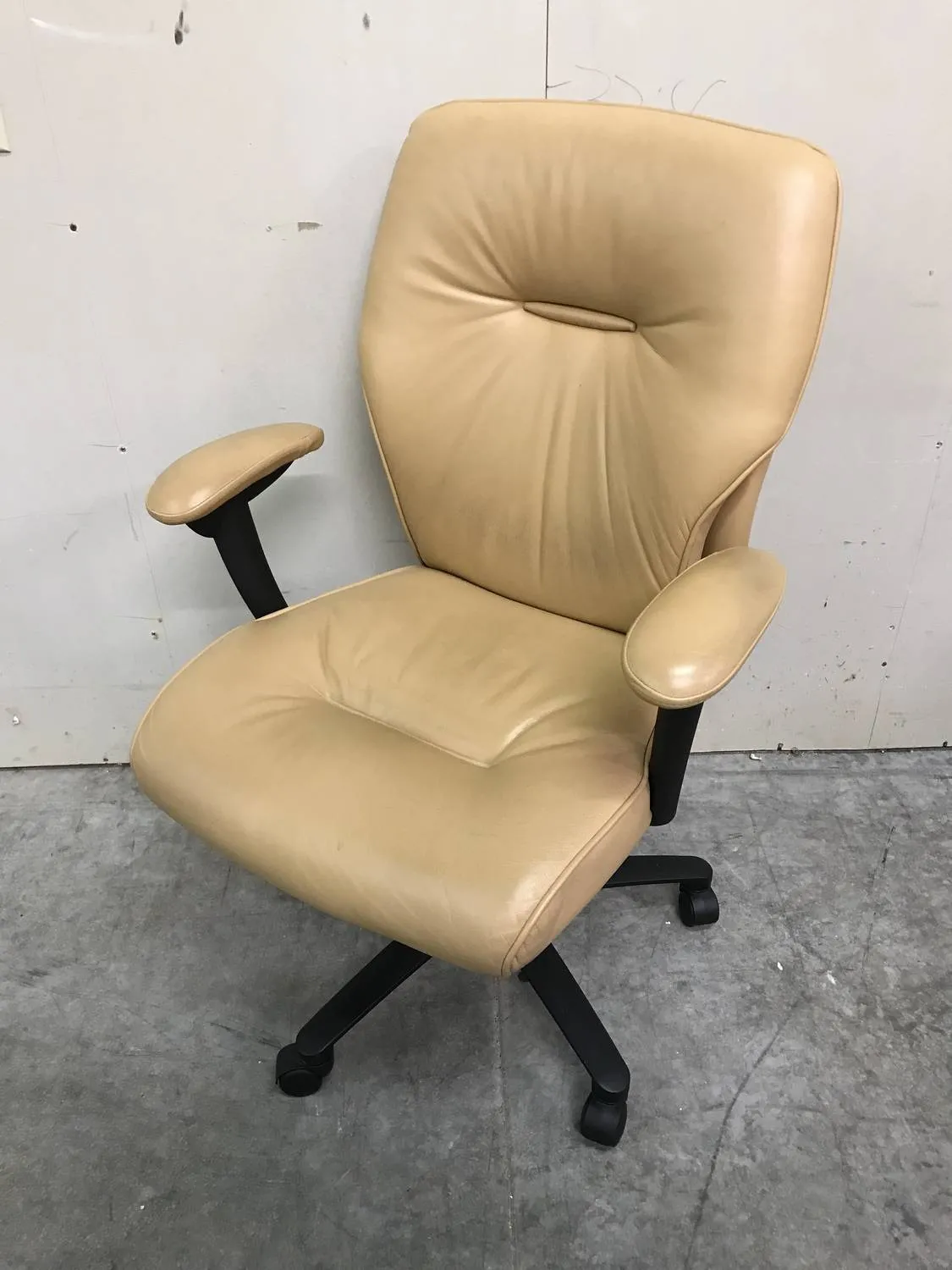 Brayton International Tulsa Leather Executive Chair in Tan