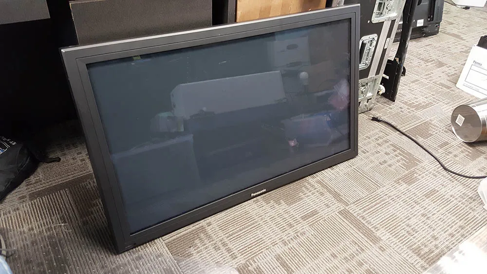 42-Inch Panasonic TH-42PH9UK HD TV Television with Wall Mount