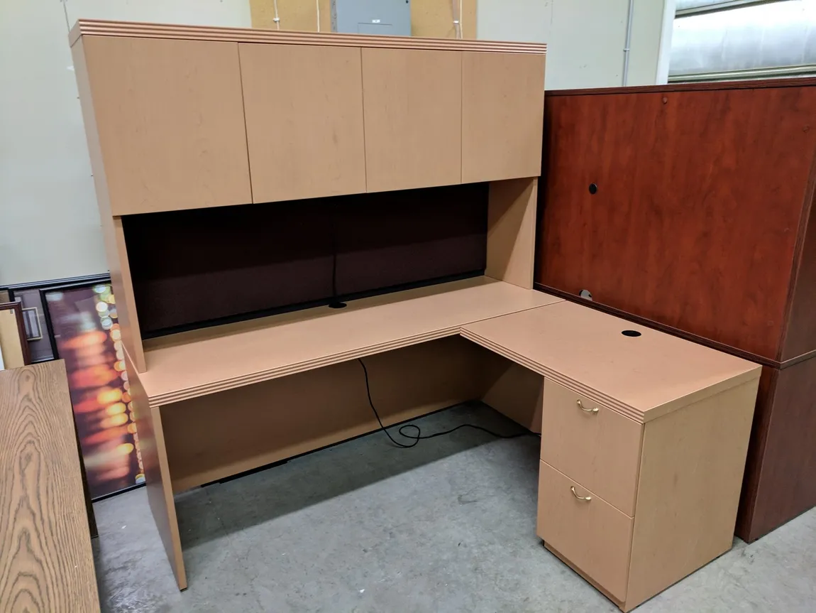 Maple Laminate L-Shape Desk with Hutch