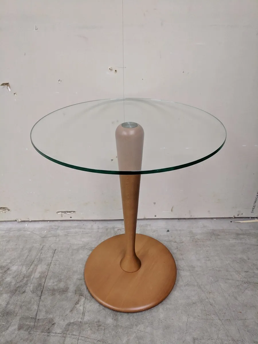 18â€ Round Glass Top Table