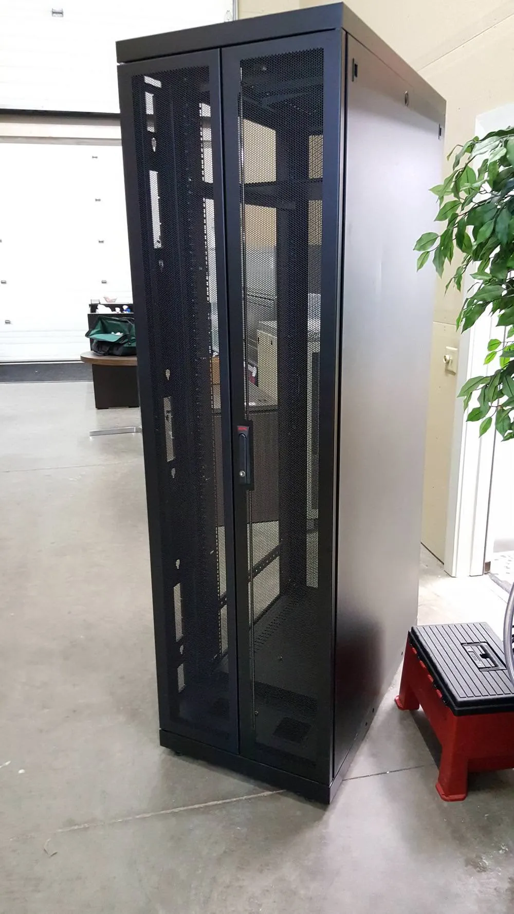 42U APC AR2101BLK Server Rack with 885-1736 PDU