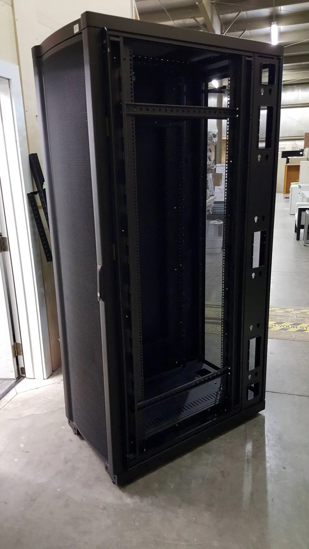 42U APC AR2101BLK Server Rack with 885-1736 PDU