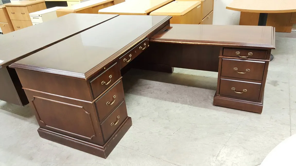 Tradional L Shape Desk with Drawers