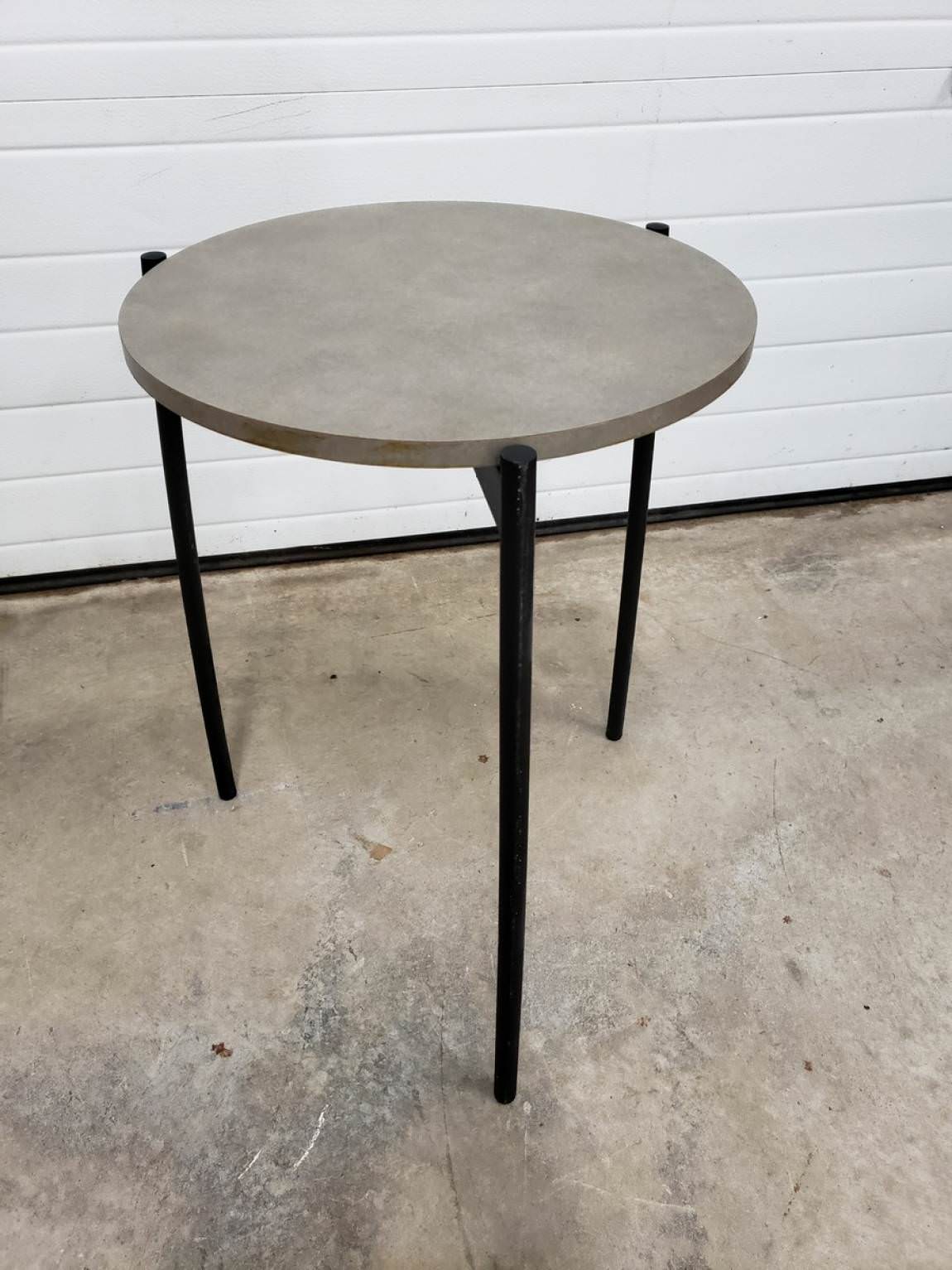 17” Round Table with Gray Top
