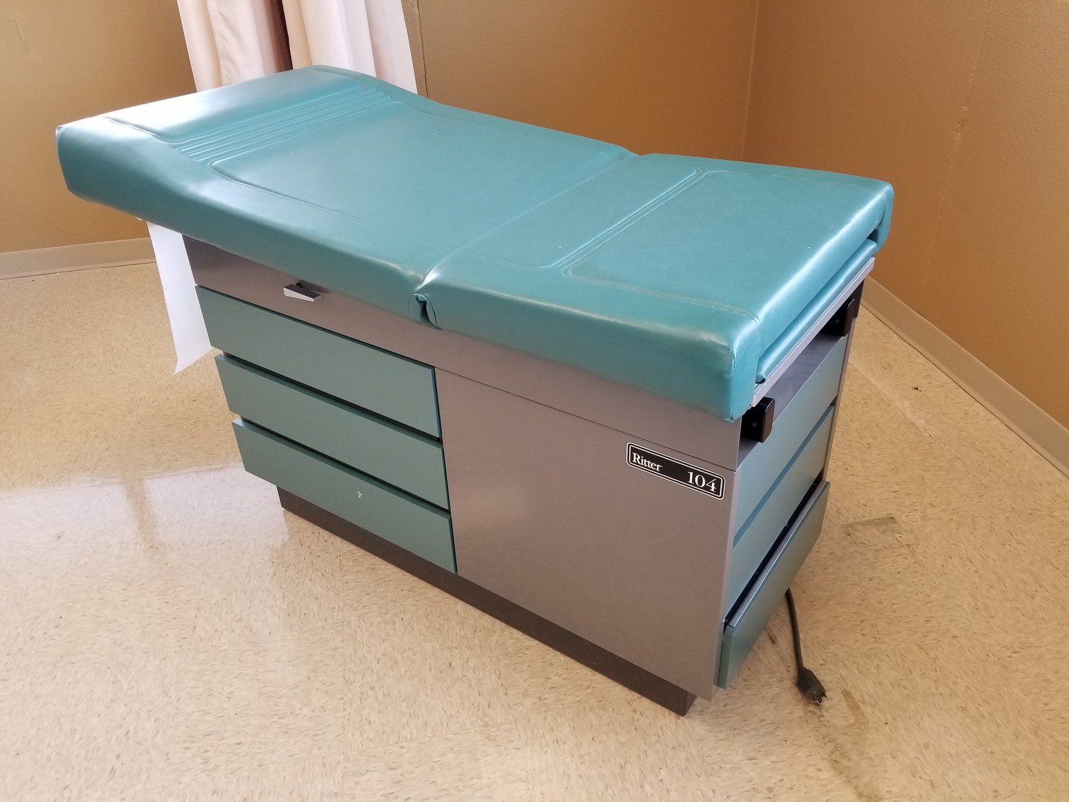 Ritter Midmark 104 Examination Table | Madison Liquidators